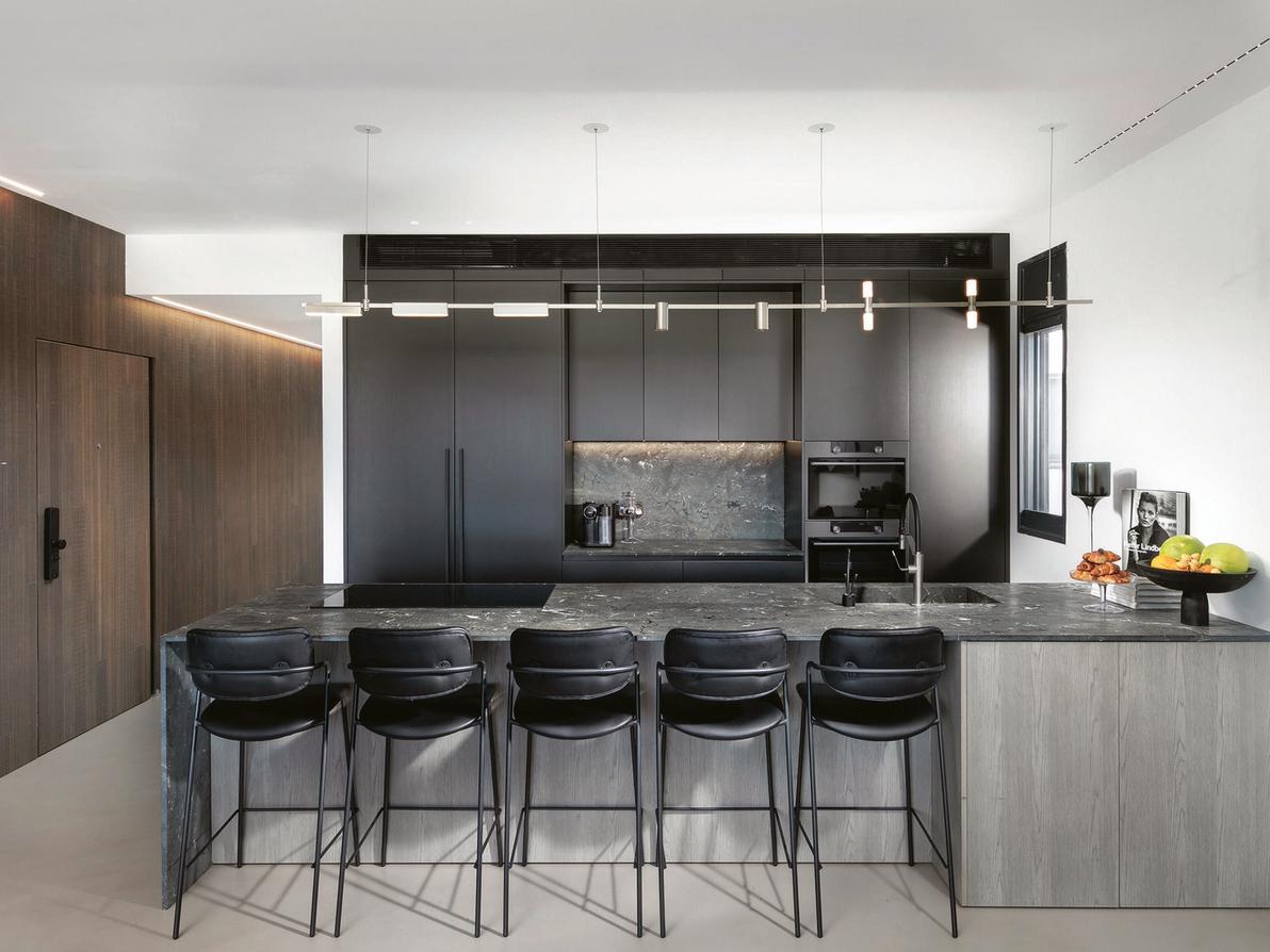 מכשירי החשמל - מקרר אינטגרלי, תנור ותנור מיקרו של , ASKO שנבחרו בגוון המטבח 