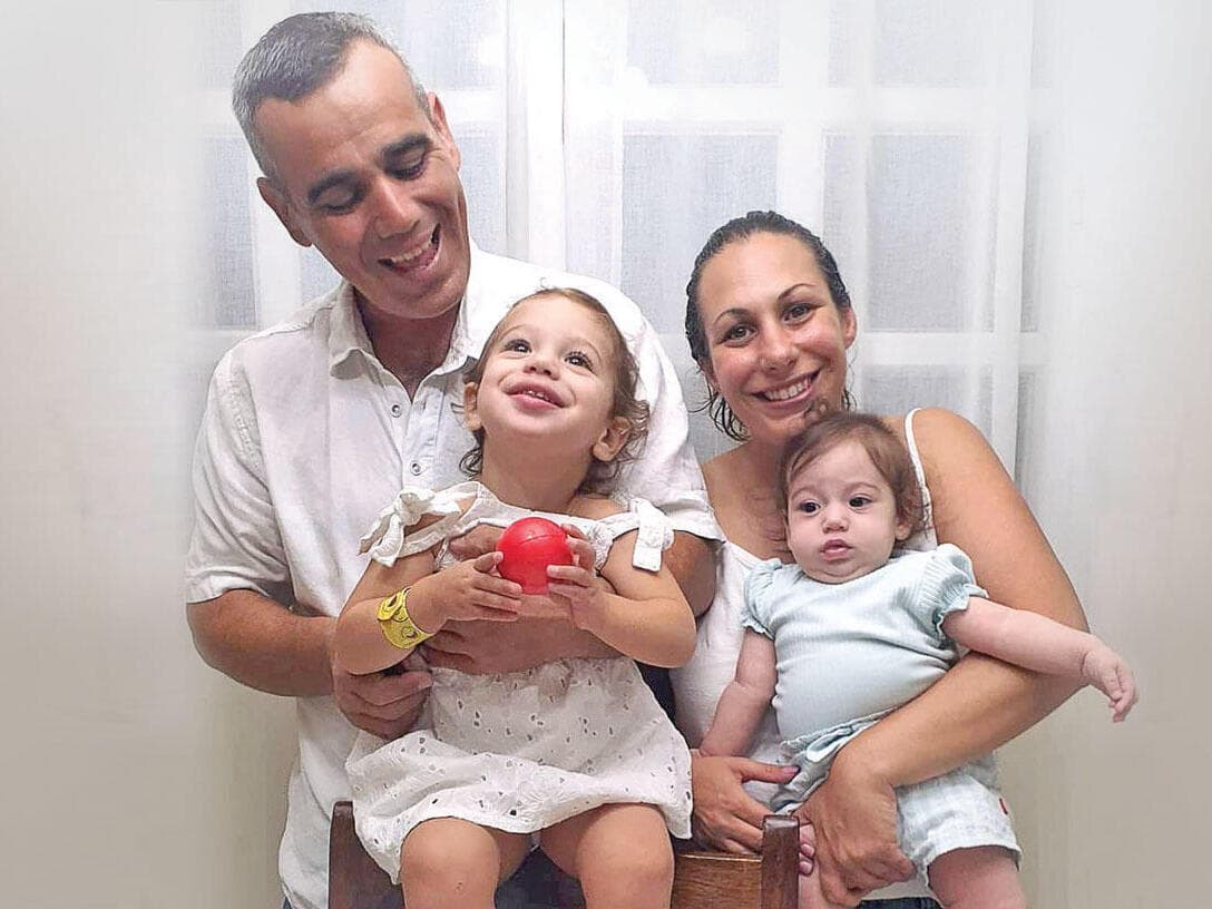 לישי, עמרי והבנות. "הוא חיכה הרבה שנים להיות אבא"