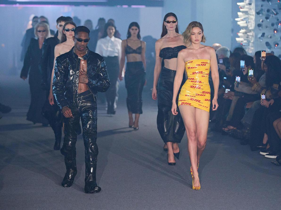 VETEMENTS, תצוגת אביב-קיץ 2025 בשבוע האופנה בפריז