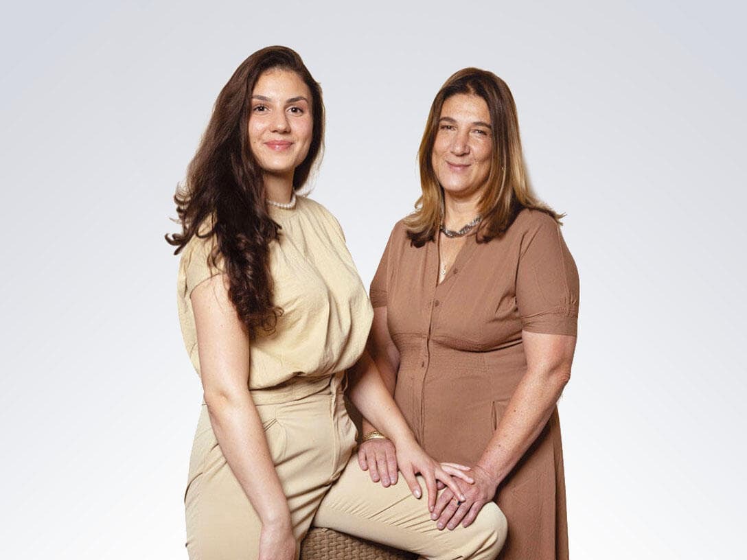 רויטל (מימין) ואגם אלמוג 