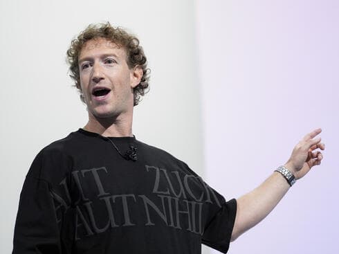 מארק צוקרברג עם חולצה שעיצב בשיתוף המעצב היהודי-איראני מייק אמירי מהמותג AMIRI מארק צוקרברג עם חולצה שעיצב בשיתוף המעצב היהודי-איראני מייק אמירי מהמותג AMIRI