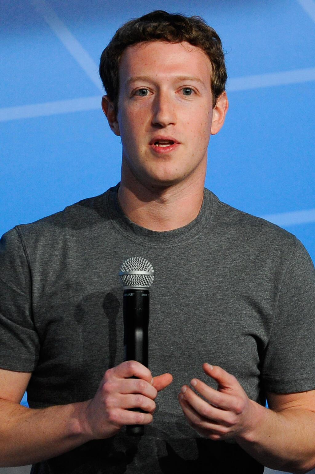 לפני המהפך האופנתי: מארק צוקרברג בחולצה אפורה, 2014 (צילום: David Ramos/Getty Images) מארק צוקרברג בוועידה בספרד, 2014