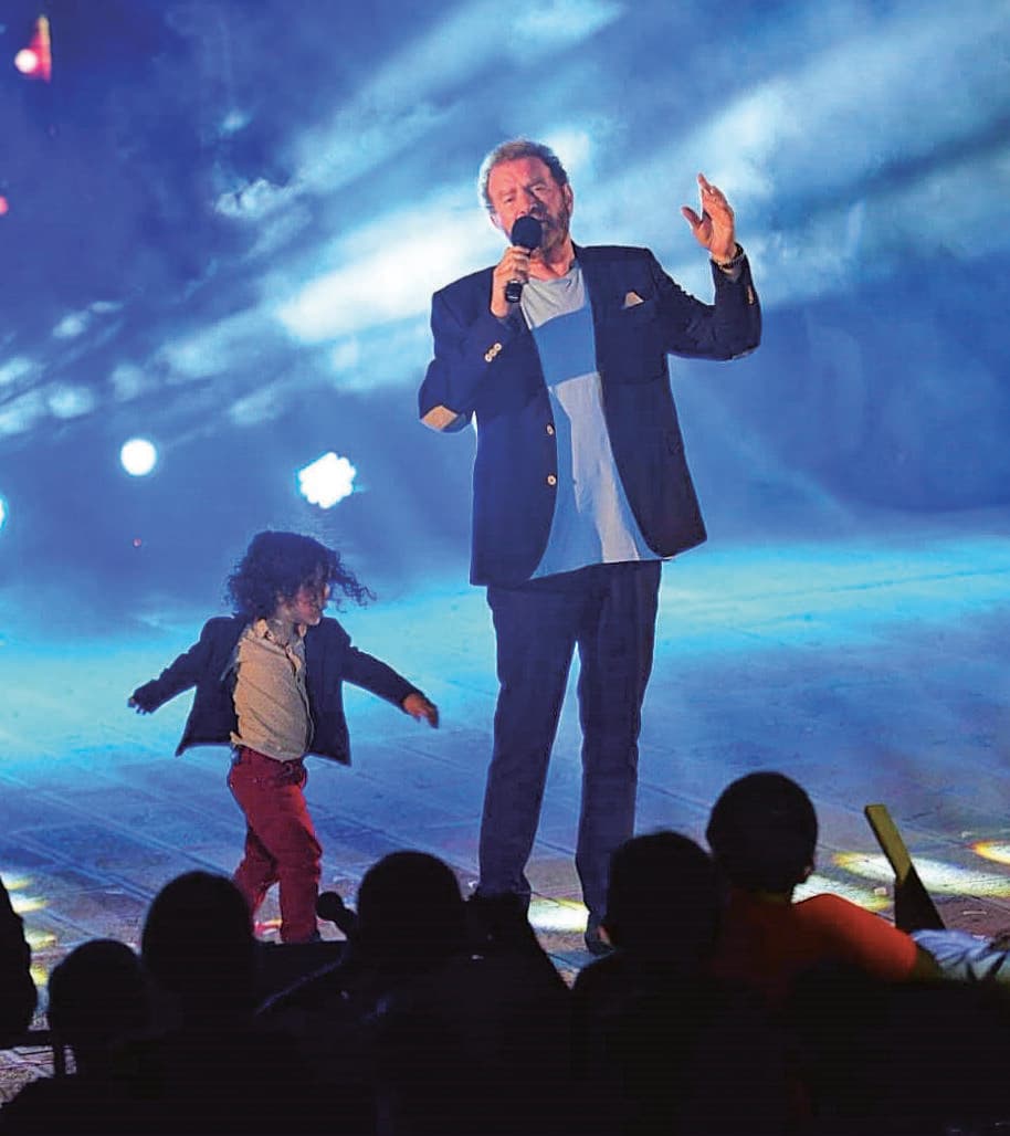 דודו ובנו מיכאל בהופעה. "כשיורדים מהבמה הוא מתחבר לפלייסטיישן"