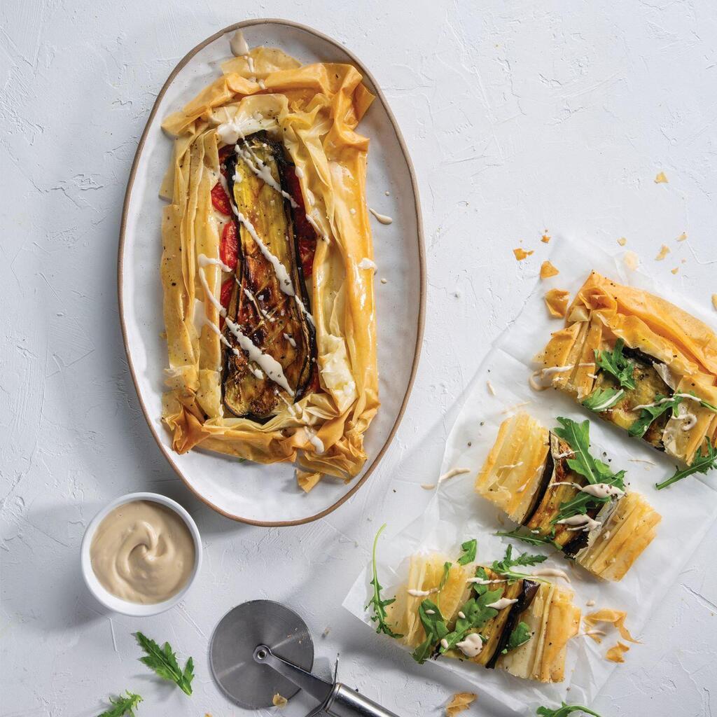 מאפה חצילים על בצק פילו (צילום: בועז לביא, סגנון: טליה הדר) מאפה חצילים על בצק פילו