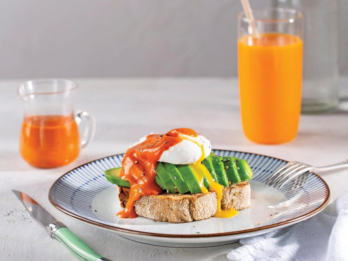 טוסט אבוקדו עם ביצה עלומה