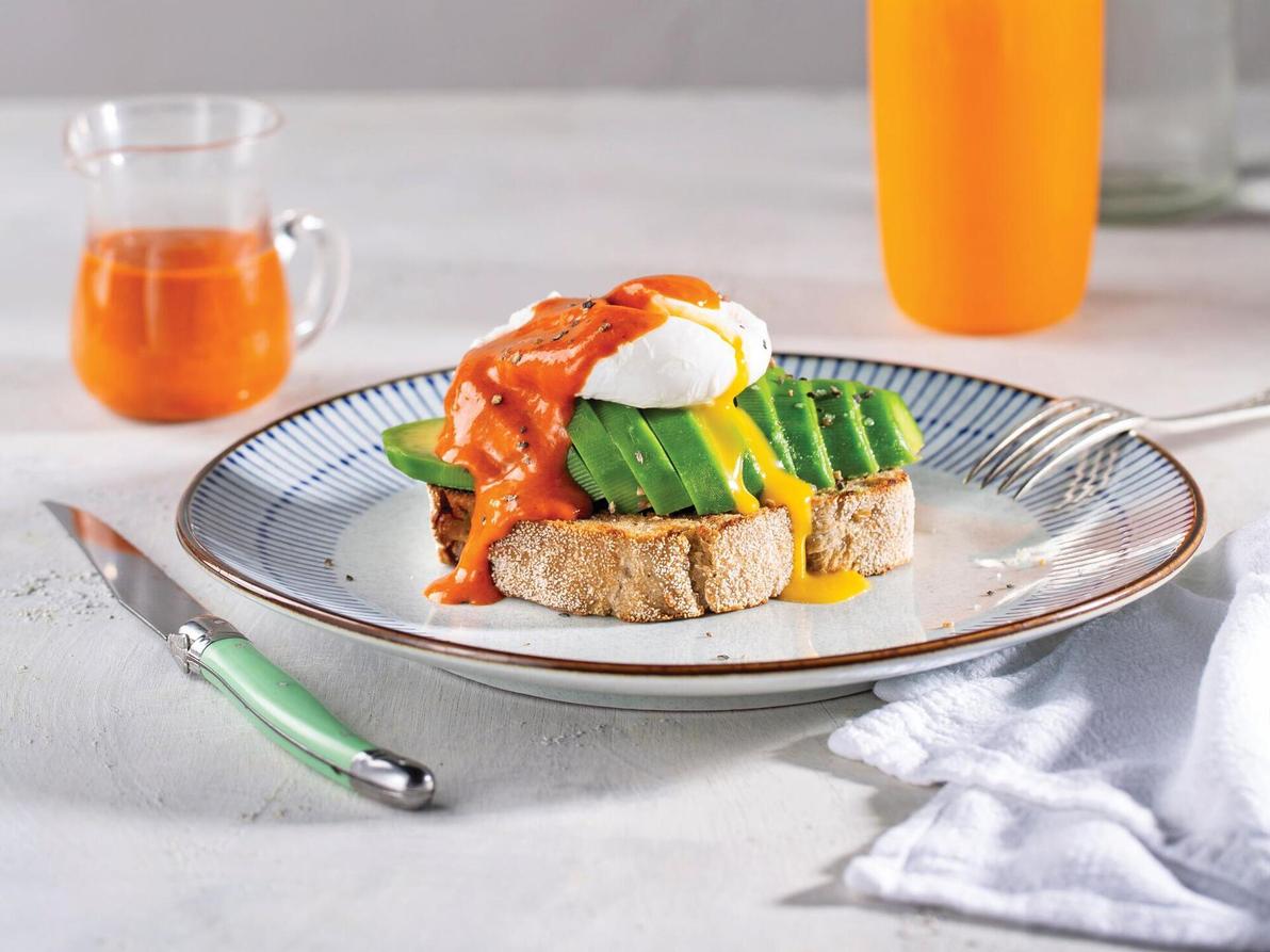 טוסט אבוקדו עם ביצה עלומה (צילום: בועז לביא, סגנון: טליה הדר) טוסט אבוקדו עם ביצה עלומה