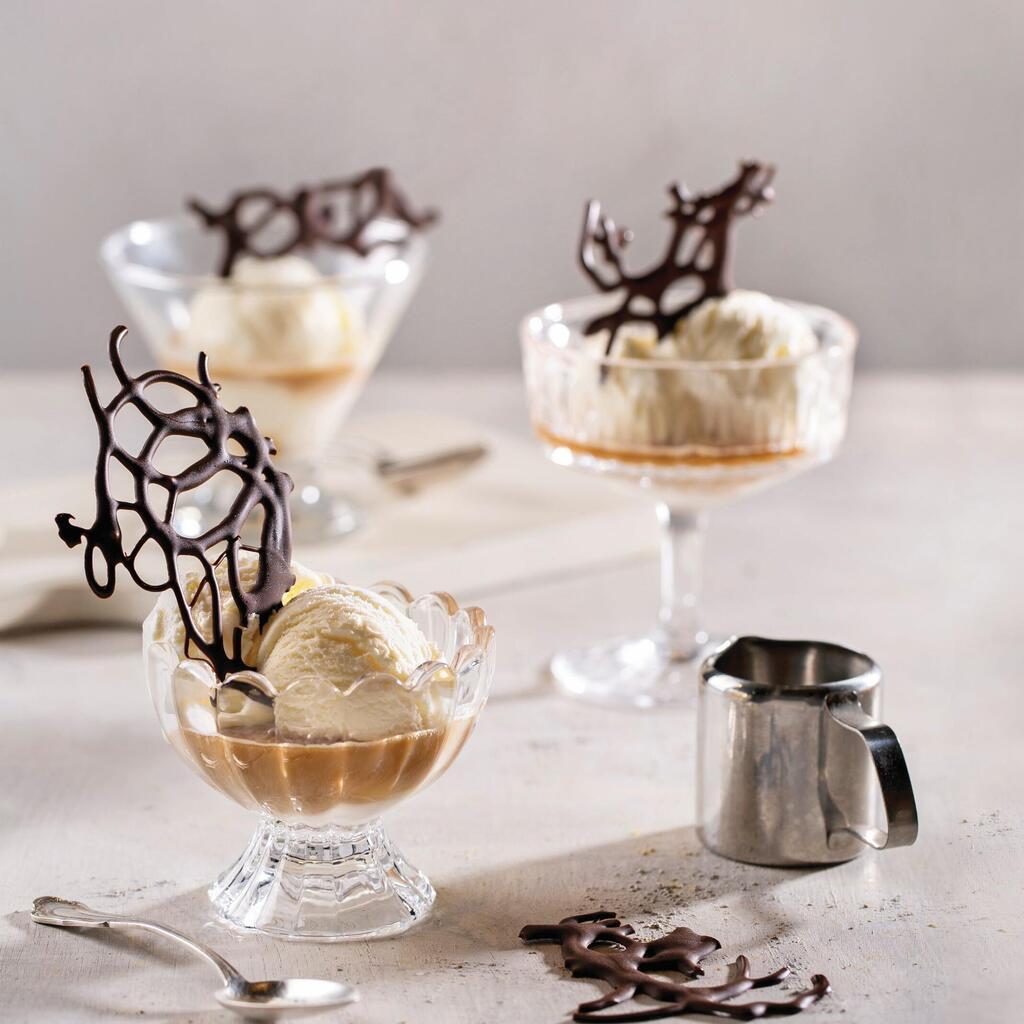 לקינוח: אפוגטו עם קישוט שוקולד (צילום: בועז לביא, סגנון: טליה הדר) לקינוח: אפוגטו עם קישוט שוקולד