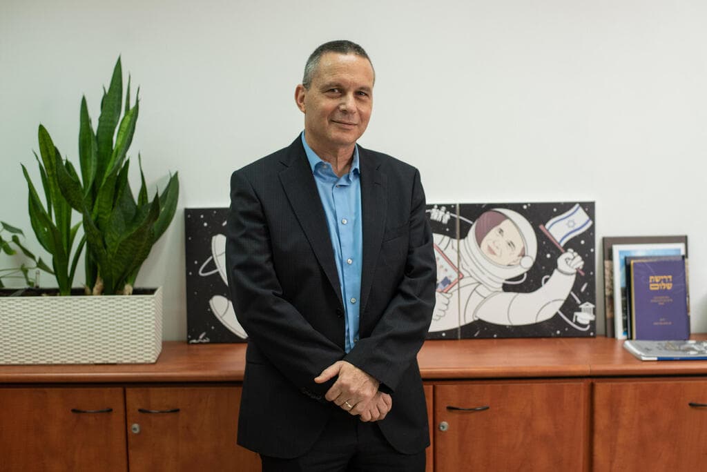 "תמיד עבד ב־200% משרה". יזהר שי