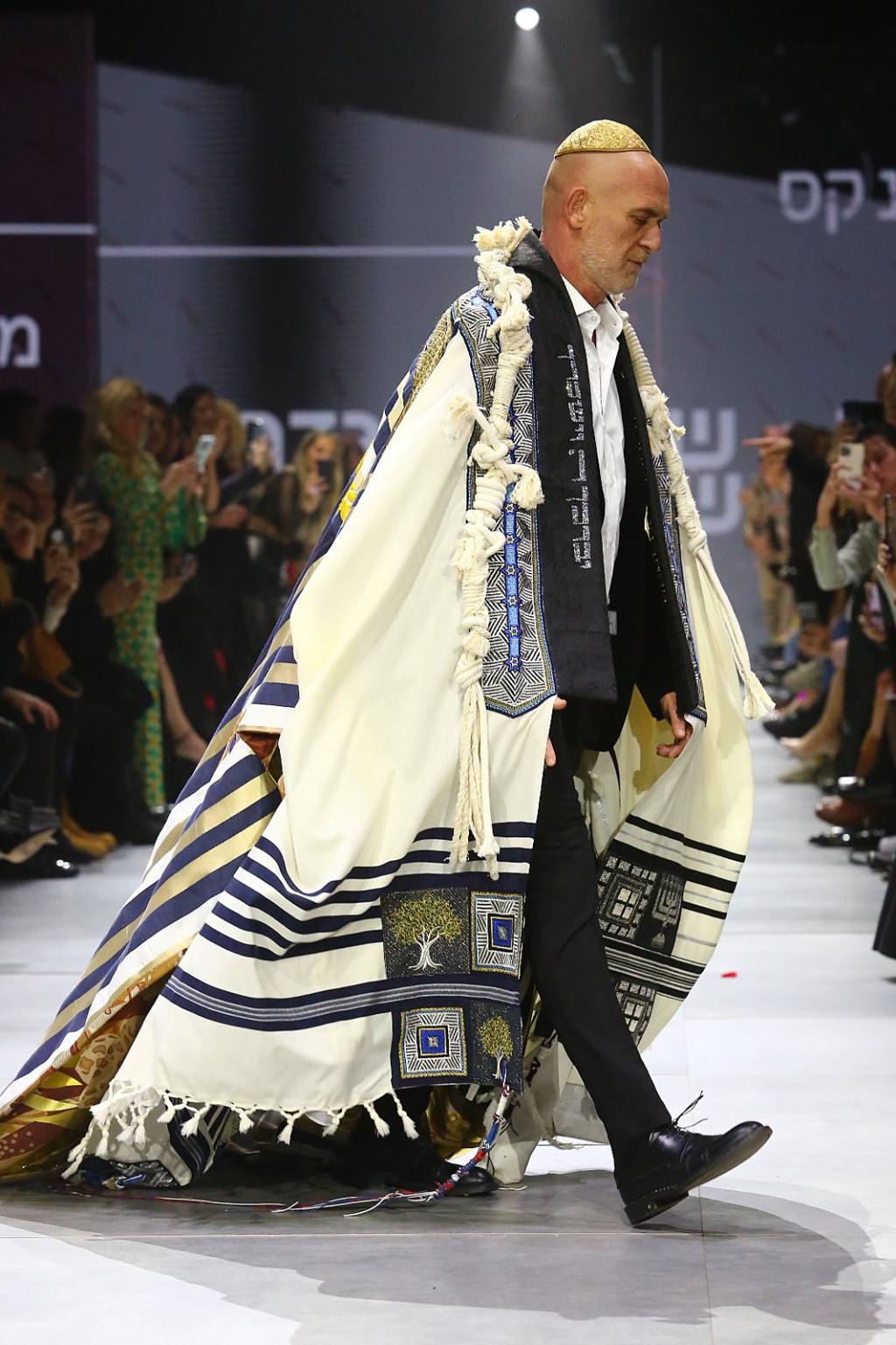 מוטי רייף בטלית בעיצוב חנה מנקס בשבוע האופנה בתל אביב