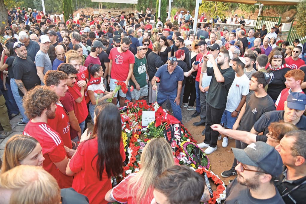 " אנשים מכל חלקי העם הגיעו. עד היום אנחנו מרגישים את החיבוק הזה". הלווייתו של ירון אורי שי ז"ל (צילום: יאיר שגיא) " אנשים מכל חלקי העם הגיעו. עד היום אנחנו מרגישים את החיבוק הזה". הלווייתו של ירון אורי שי ז"ל