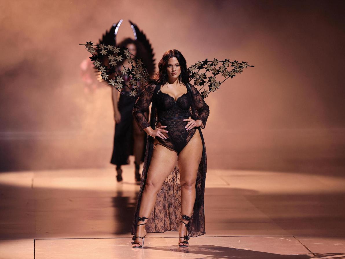 נוטפת כריזמה. אשלי גרהאם (צילום: REUTERS/Andrew Kelly) אשלי גרהאם בתצוגה של ויקטוריה'ס סיקרט, 2024