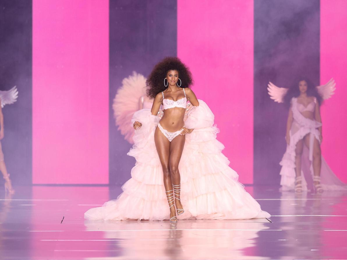 אימאן חמאם בסט לבן (צילום: Dimitrios Kambouris/Getty Images for Victoria's Secret) אימאן חמאם בתצוגה של ויקטוריה'ס סיקרט, 2024