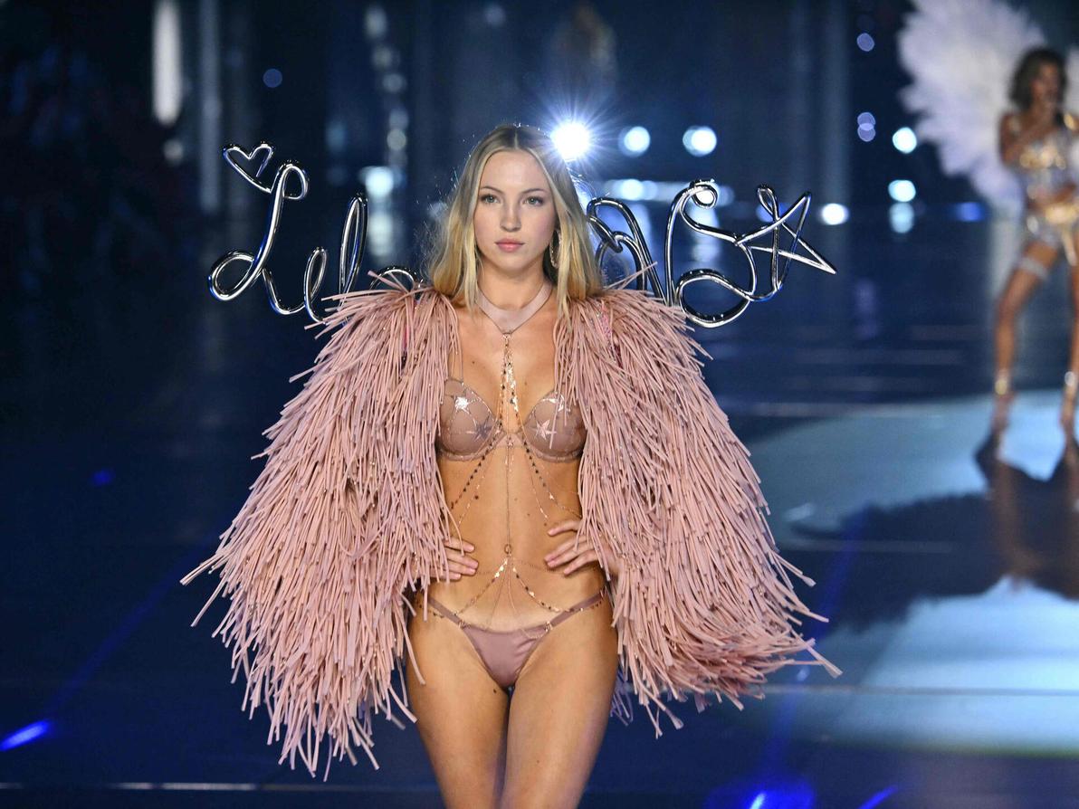 לילה מוס הולכת בעקבות האם קייט (צילום: ANGELA WEISS/AFP) לילה מוס בתצוגה של ויקטוריה'ס סיקרט, 2024