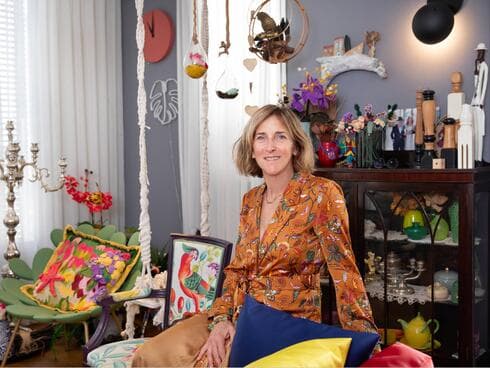 "יש נשים בגילי שאומרות שלא מעניין אותן בגדים. ואני? אם אני שומעת על מכירת סייל מצוינת, אין לי למי לספר". חנה מנקס בביתה