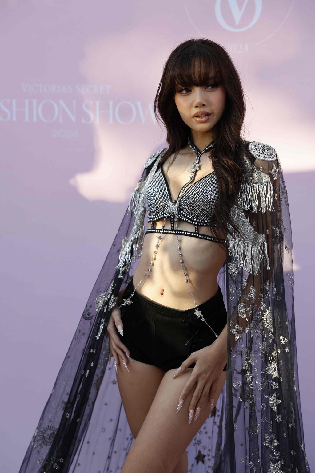 הזמרת ליסה בתצוגה של ויקטוריה'ס סיקרט (צילום: kena betancur/AFP) ליסה בתצוגה של ויקטוריה'ס סיקרט, 2024