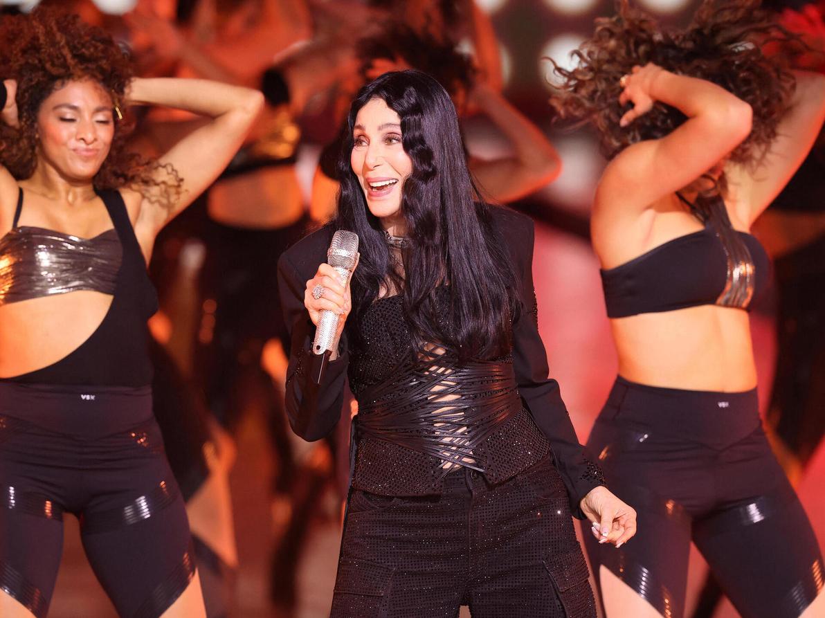 שר גונבת את ההצגה בהופעה (צילום: REUTERS/Andrew Kelly) שר בתצוגה של ויקטוריה'ס סיקרט, 2024