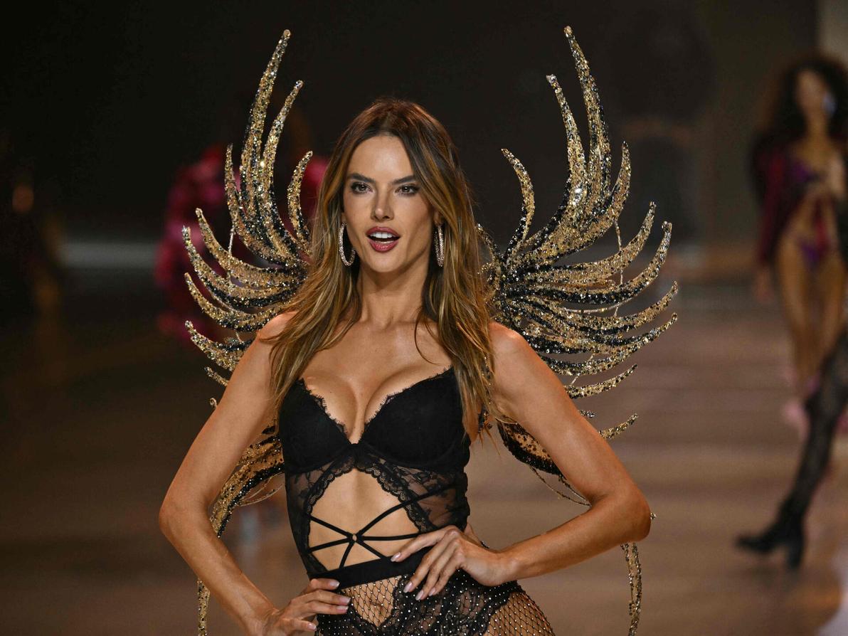 אלסנדרה אמברוסיו בתצוגה של ויקטוריה'ס סיקרט (צילום: ANGELA WEISS/AFP) אלסנדרה אמברוסיו בתצוגה של ויקטוריה'ס סיקרט, 2024