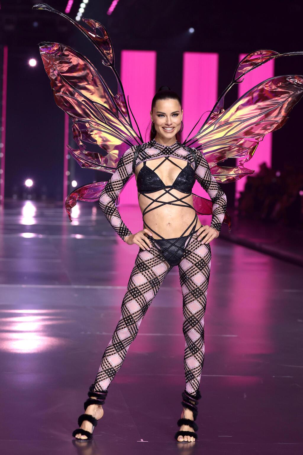 אדריאנה לימה חייכנית (צילום: Dimitrios Kambouris/Getty Images for Victoria's Secret) אדריאנה לימה בתצוגה של ויקטוריה'ס סיקרט, 2024
