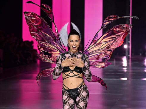 שיאנית התצוגות של ויקטוריה'ס סיקרט. אדריאנה לימה על המסלול שיאנית התצוגות של ויקטוריה'ס סיקרט. אדריאנה לימה על המסלול