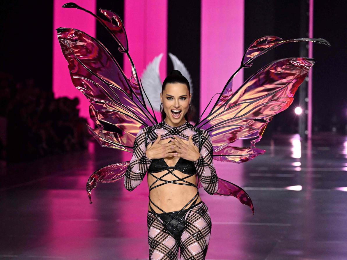 שיאנית התצוגות של ויקטוריה'ס סיקרט. אדריאנה לימה על המסלול (צילום: ANGELA WEISS/AFP) אדריאנה לימה בתצוגה של ויקטוריה'ס סיקרט, 2024