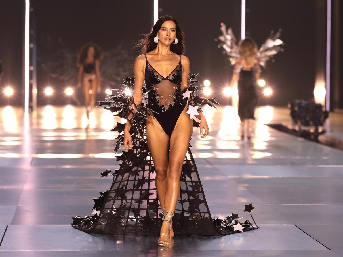 אירינה שייק בתצוגה של ויקטוריה'ס סיקרט (צילום: Dimitrios Kambouris/Getty Images for Victoria's Secret) אירינה שייק בתצוגה של ויקטוריה'ס סיקרט, 2024