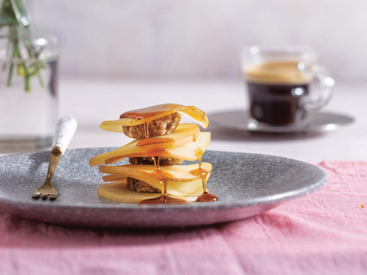 "רביולי" תפוחים במלית מרציפן־אגוזים בסירופ (צילום: דניאל לילה, סגנון: נעמה רן) לקינוח: "רביולי" תפוחים במלית מרציפן־אגוזים בסירופ