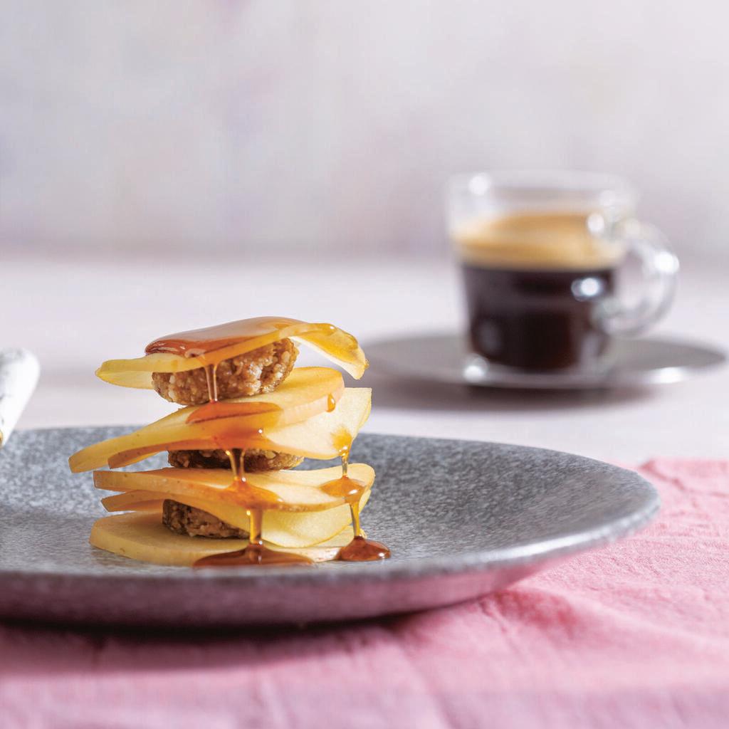 לקינוח: "רביולי" תפוחים במלית מרציפן־אגוזים בסירופ