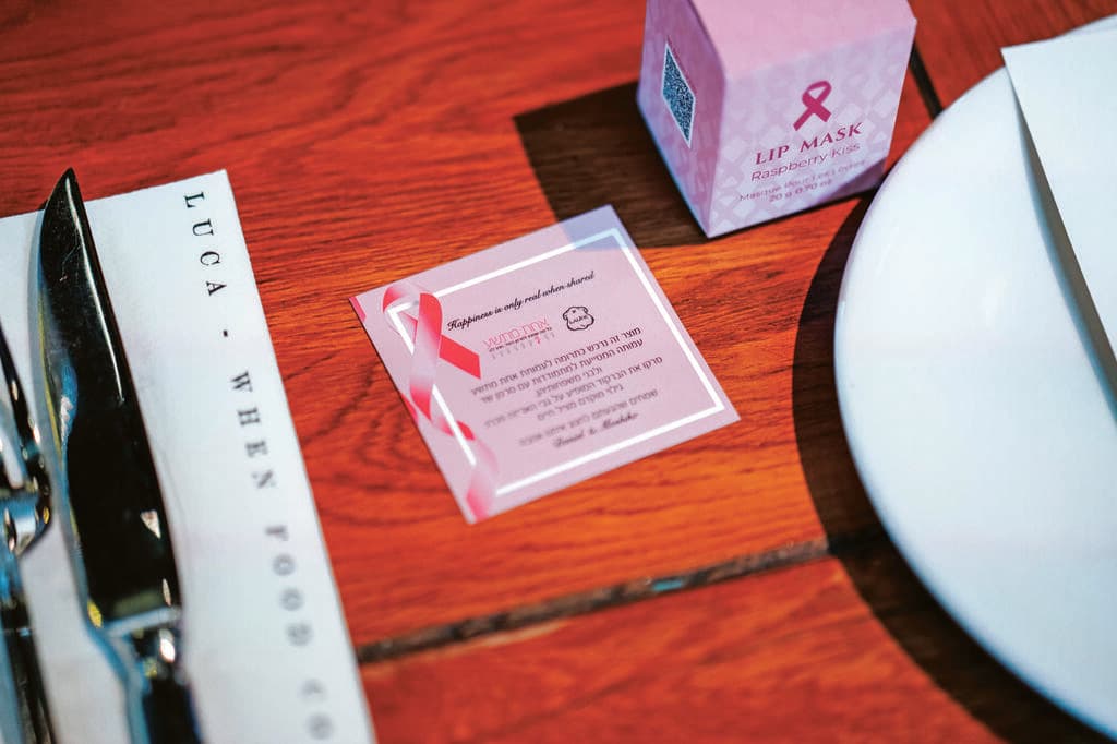 180 קופסאות ורודות המתינו אצל ההורים לחתונה, ואז המועד נדחה (צילום: נאור חג'ג') 180 קופסאות ורודות המתינו אצל ההורים לחתונה, ואז המועד נדחה