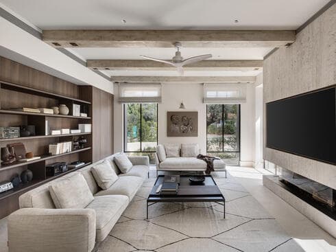 אחד מאזורי האירוח המשניים בבית, לצד הסלון המרכזי נטול הטלוויזיה