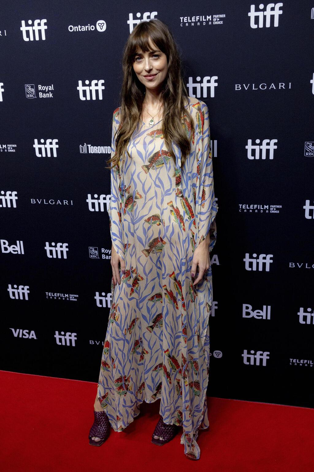 שמלת משי של Bode בפסטיבל טורונטו, 2023 (צילום: Joel C Ryan/Invision/AP) דקוטה ג'ונסון בפסטיבל טורונטו, 2023