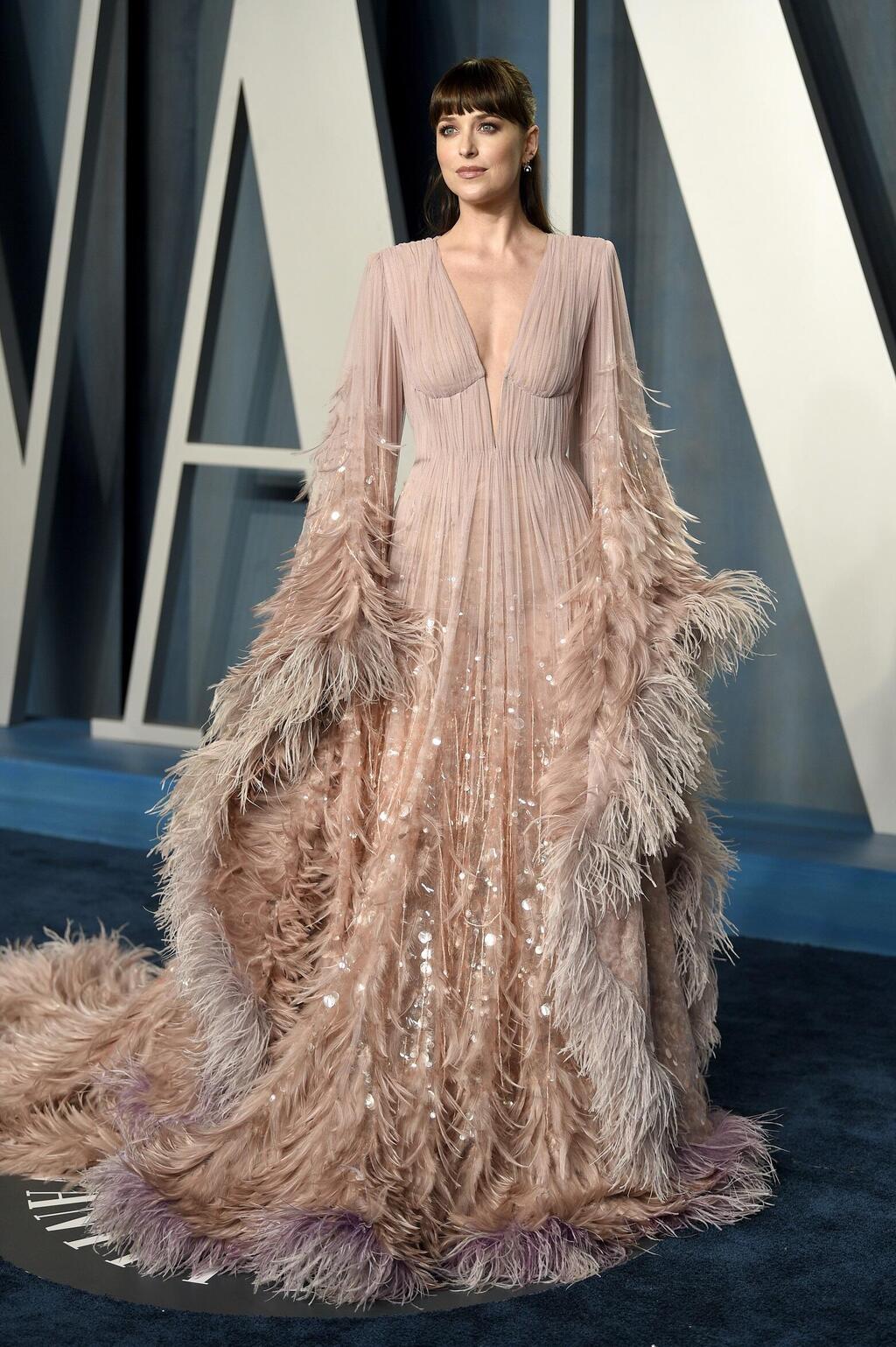 זוהרת בגוצ'י במסיבת אוסקר, 2022 (צילום: Evan Agostini/Invision/AP) דקוטה ג'ונסון במסיבת אוסקר, 2022