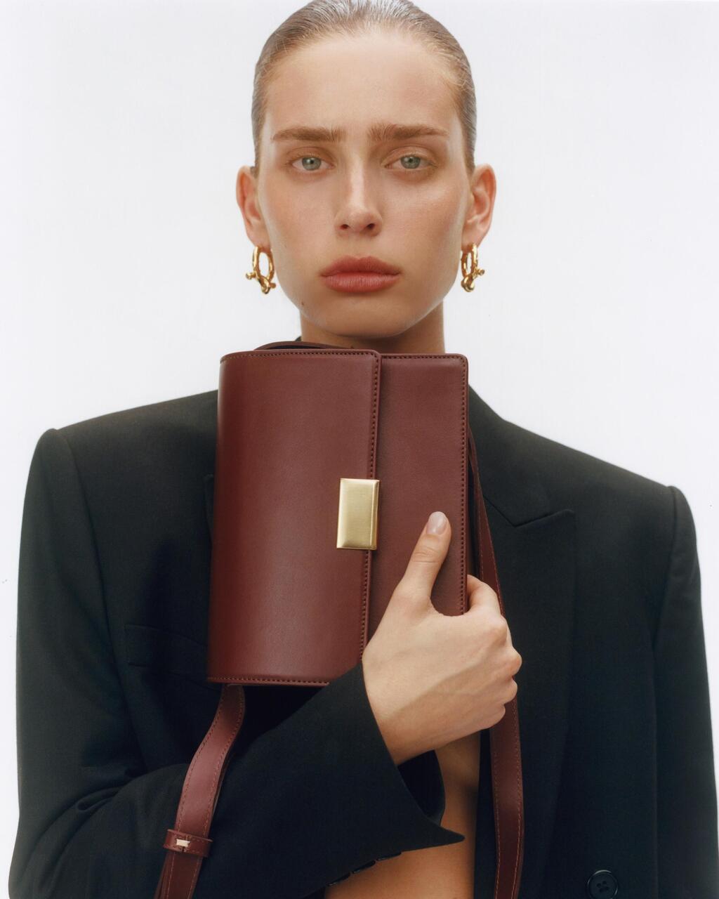 "אני מקבלת השראה רבה מאופנת הגברים כאן, שהיא חגיגה לעיניים" (צילום: דודי חסון) תיק בעיצוב הילה טולדנו, קולקציית סתיו-חורף 2024-25