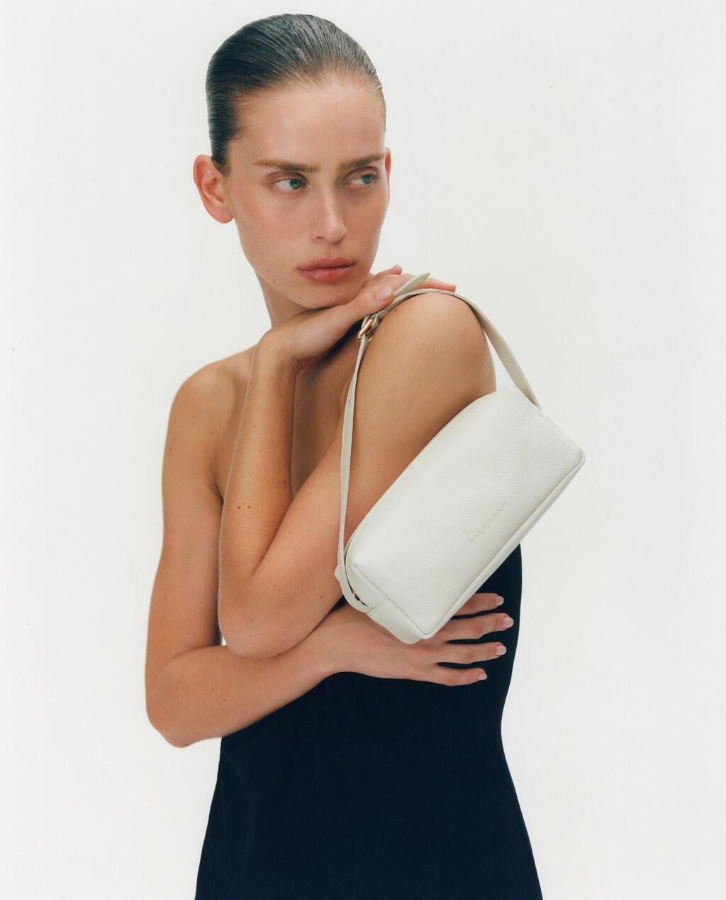 "לא רכשתי השכלה פורמלית של אופנה, אבל כן היו לי חושים לטרנדים ולתופעות" (צילום: דודי חסון) תיק בעיצוב הילה טולדנו, קולקציית סתיו-חורף 2024-25