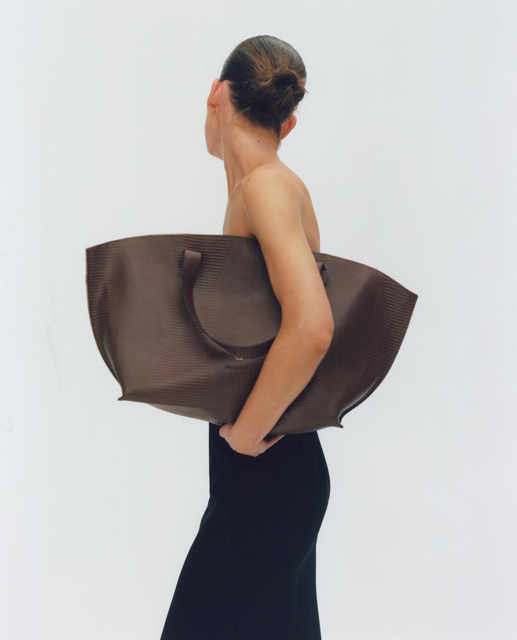 "כשאני עוברת בלונדון ליד חנויות של שאנל והרמס, ורואה את התורים בכניסה, בא לי להקיא" (צילום: דודי חסון) תיק בעיצוב הילה טולדנו, קולקציית סתיו-חורף 2024-25