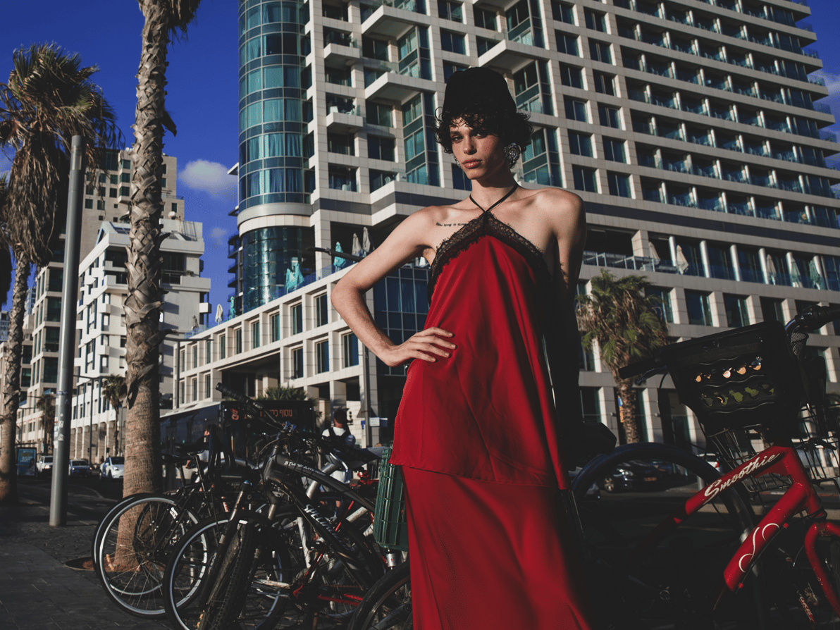 "אנדרוגיניות וא-בינאריות אומנם באופנה – אבל החיים היומיומיים שלי הם לא טרנד". אורי חשין (צילום: עמית סליקטר) אורי חשין