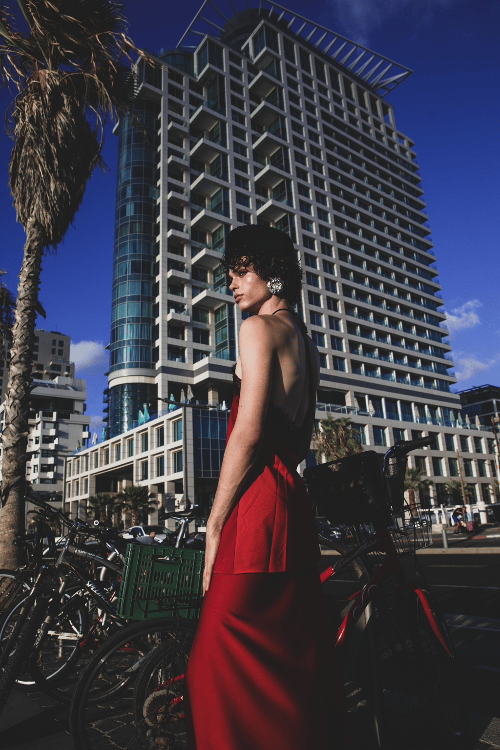 "איפור גורם לי להיות יותר אני. עם הגוף זאת התמודדות קשה יותר" (צילום: עמית סליקטר) אורי חשין