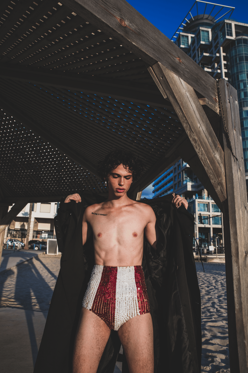 "לקח לי זמן לצאת מהמקום של הילד הפגוע. ועם כמה שפגעו בי, אני לא רוצה לפגוע באחרים" (צילום: עמית סליקטר) אורי חשין