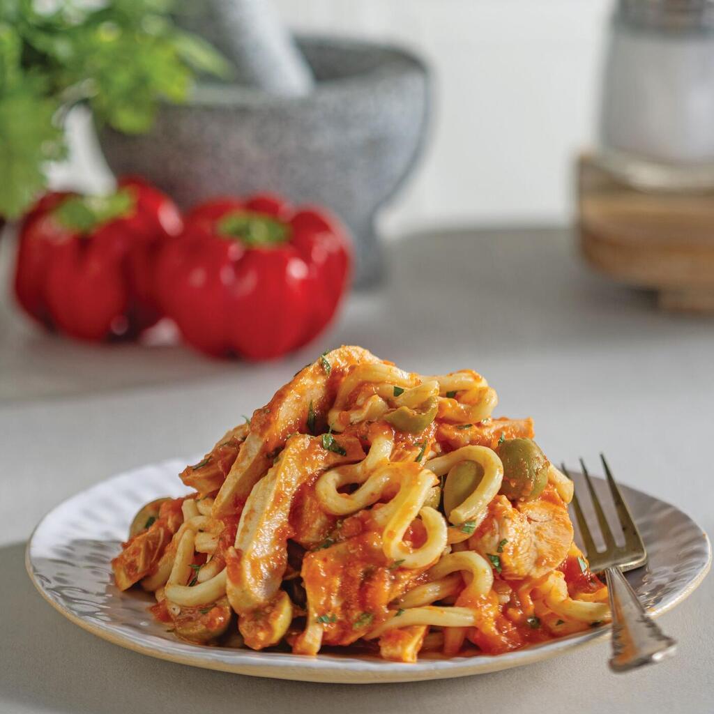 פסטה ברוטב עגבניות, עוף וזיתים