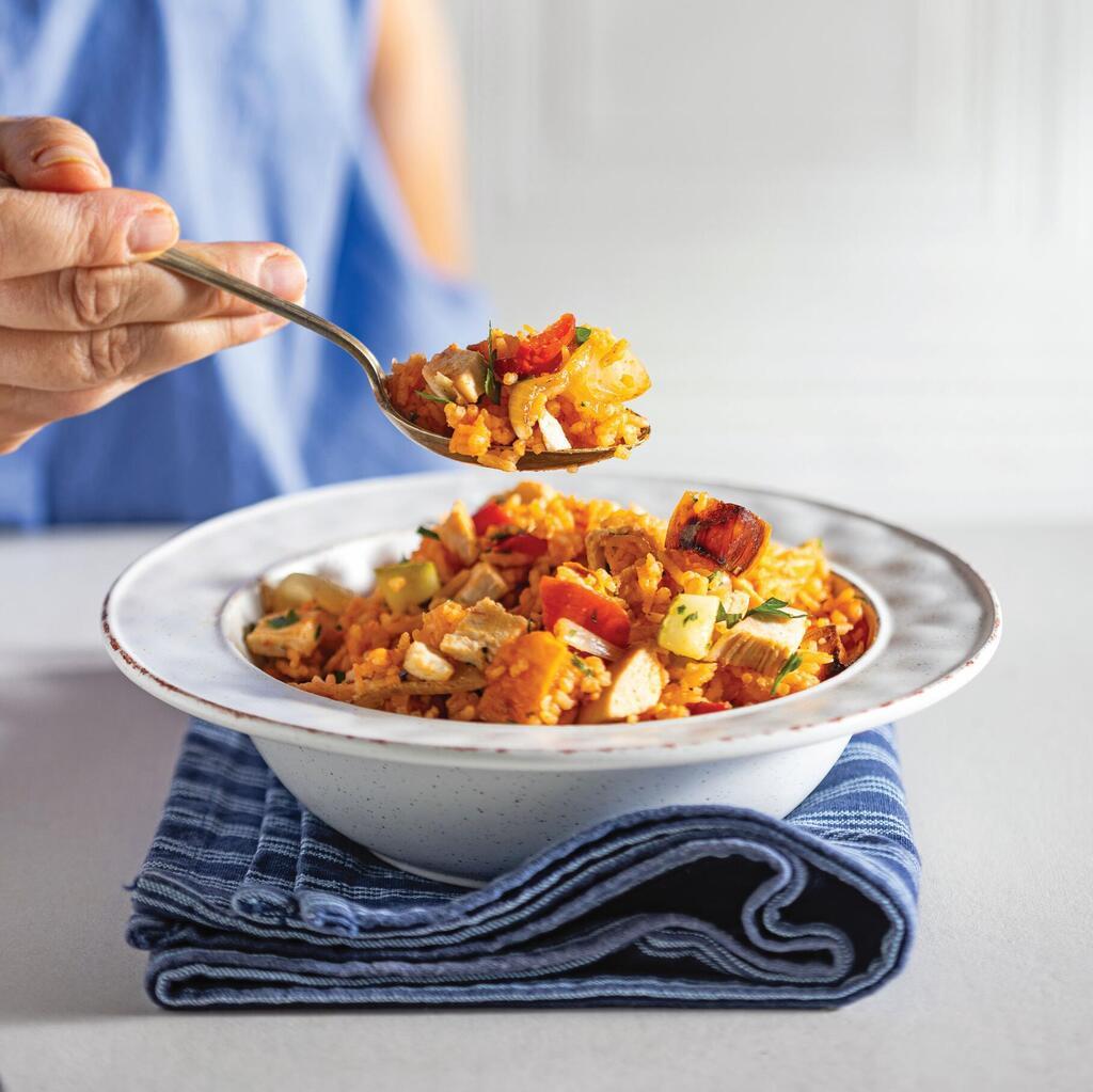 תבשיל אורז ברוטב אדום עם עוף וירקות 