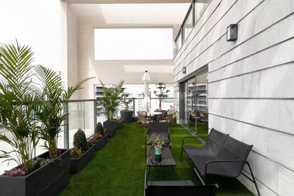 מרפסת במיני פנטהאוז, עיצוב: שלומית דאובה