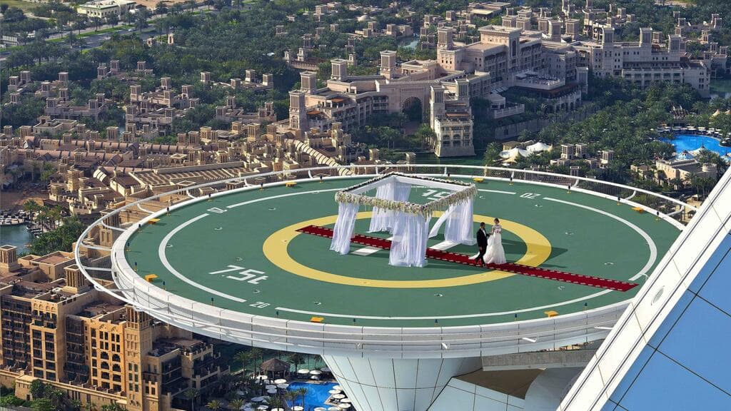 חתונה על המנחת בראש המגדל בצורת מפרש