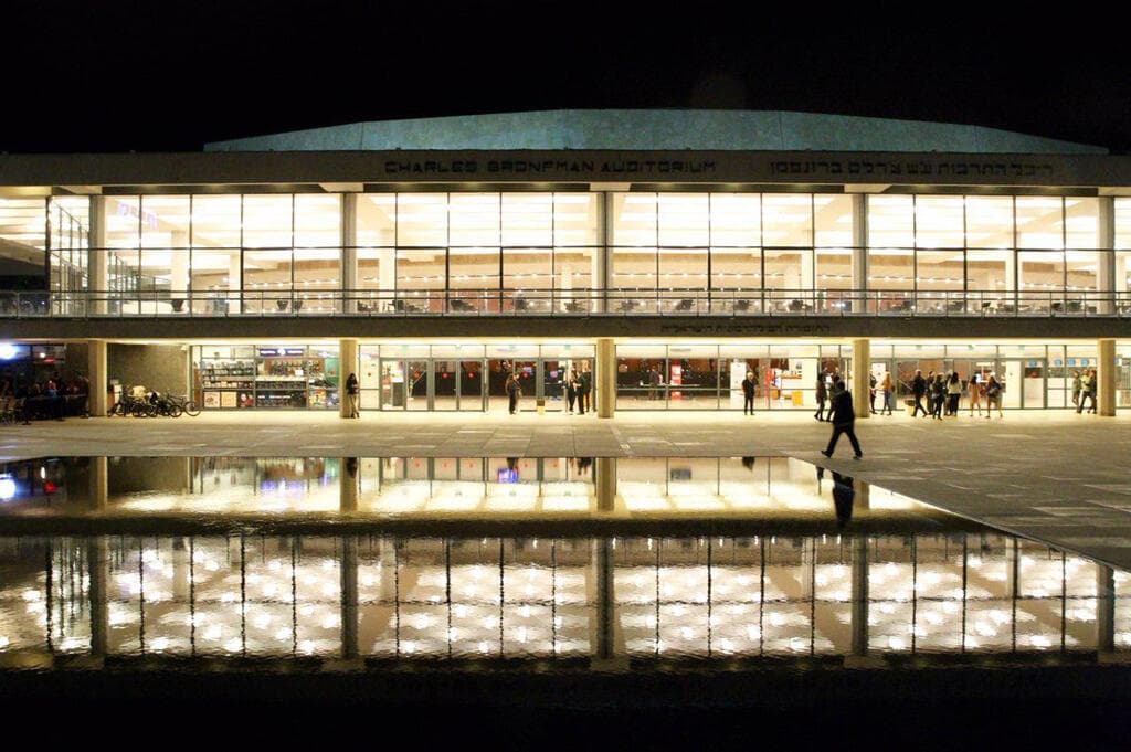 אפשר לשמר מבנה ולהתאים אותו לצרכים עכשוויים. היכל התרבות כאבן בוחן (צילום: מוטי קמחי) אפשר לשמר מבנה ולהתאים אותו לצרכים עכשוויים. היכל התרבות כאבן בוחן