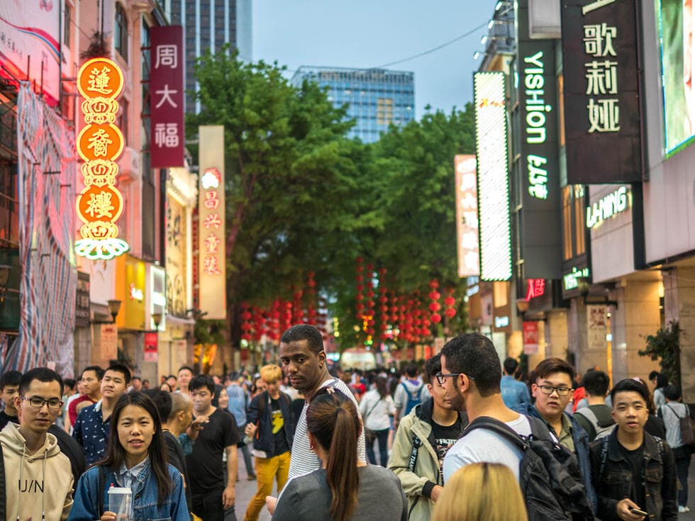צילום של אנשים הולכים ברחוב בסין