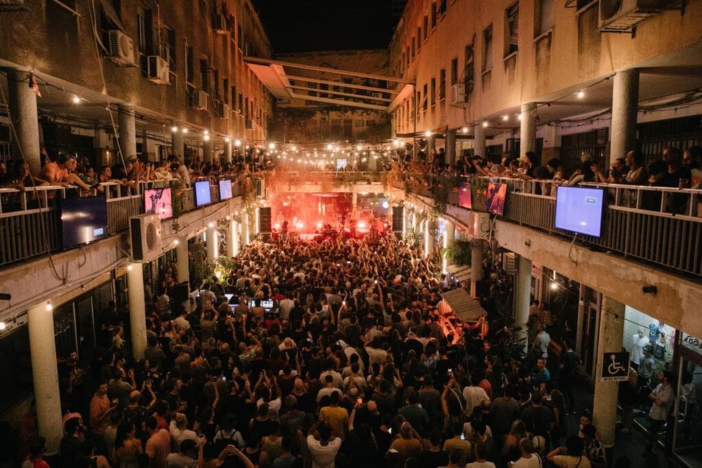 החברים של נטאשה בהופעה בתדר