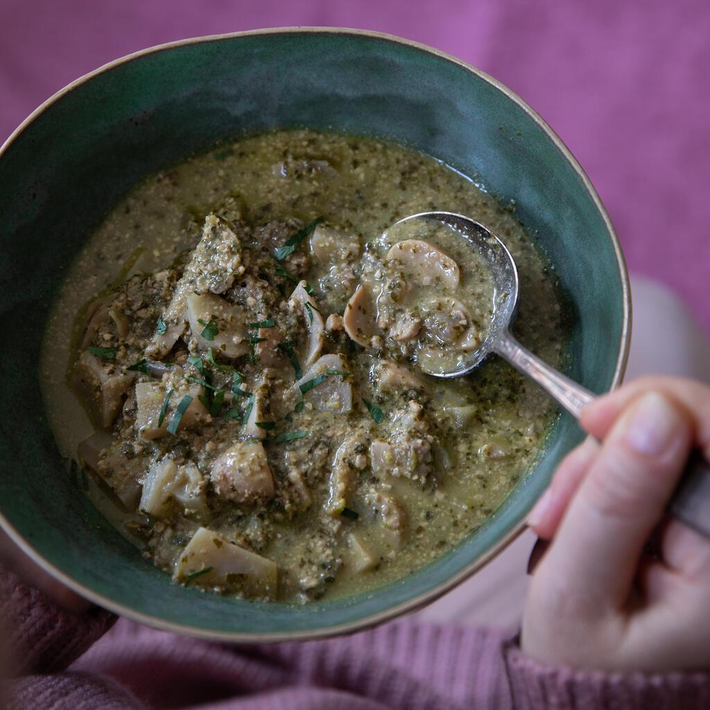 מרק/קדרה טבעוני עם פטריות, ארטישוק ואגוזים