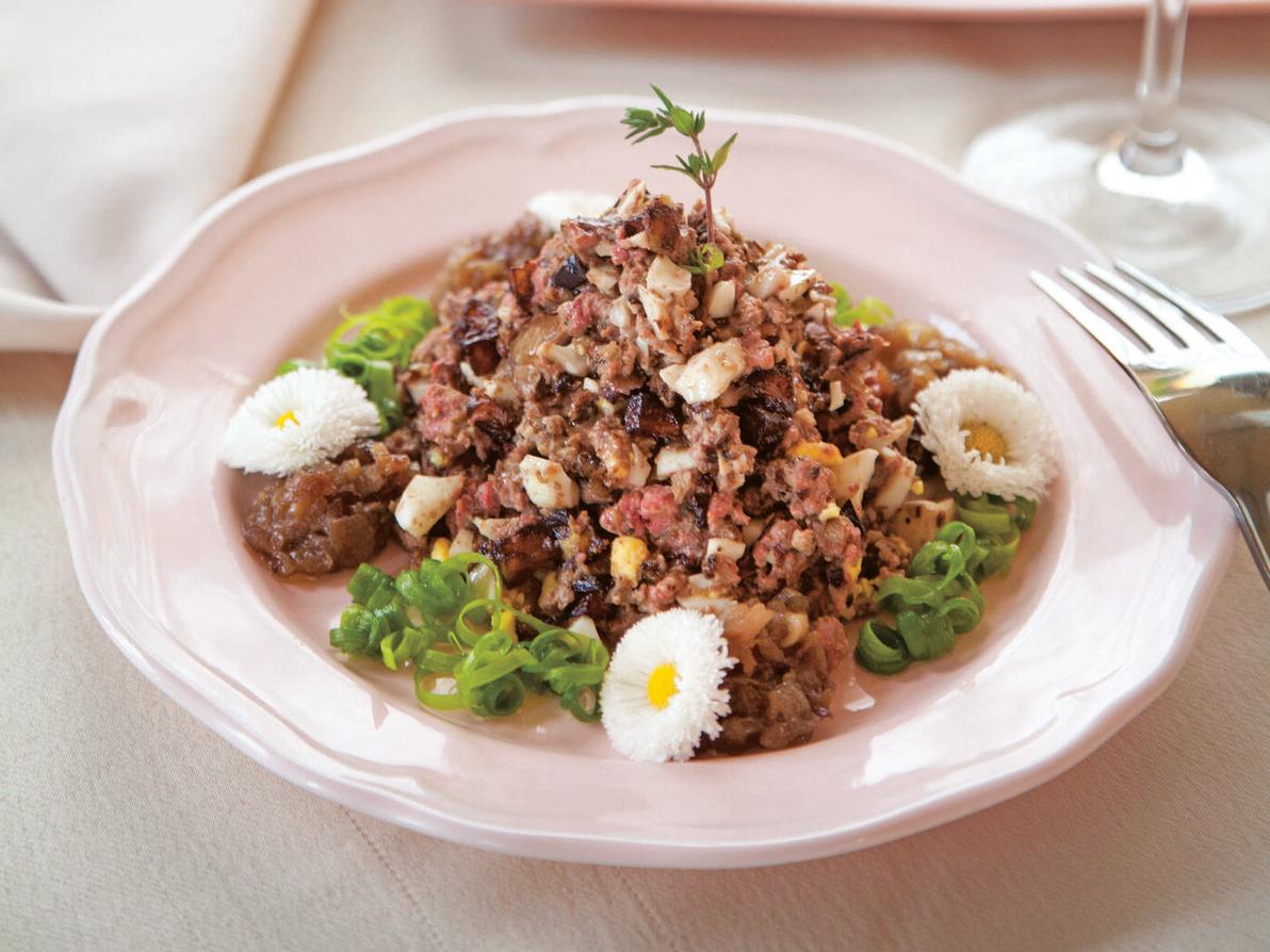 כבד קצוץ וחצילים (צילום: יוסי סליס, סגנון: נטשה חיימוביץ' ) כבד קצוץ וחצילים