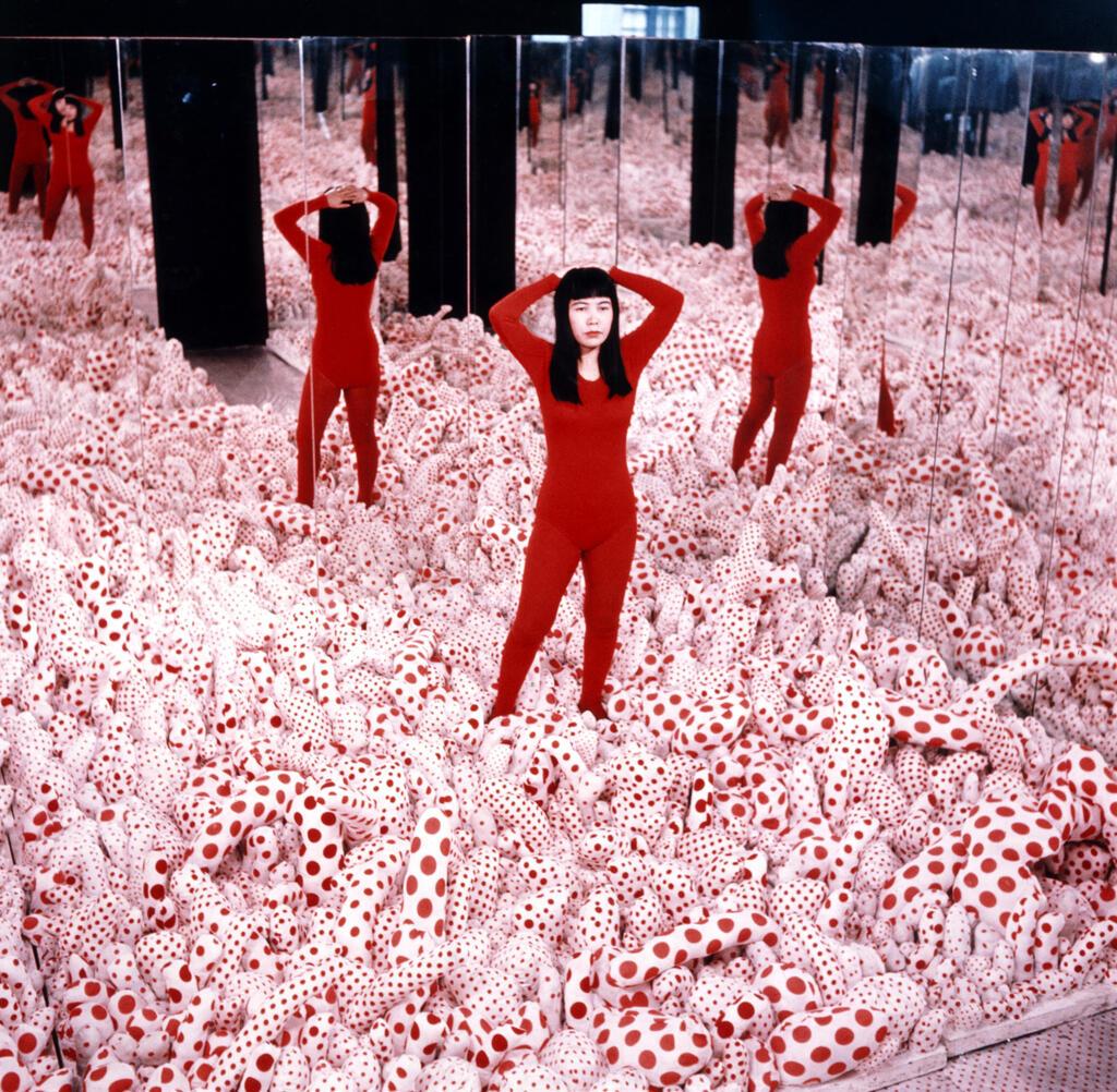 יאיוי קוסאמה בחדר מראות שיצרה (צילום: © YAYOI KUSAMA) חדר מראות בתערוכה של יאיוי קוסאמה