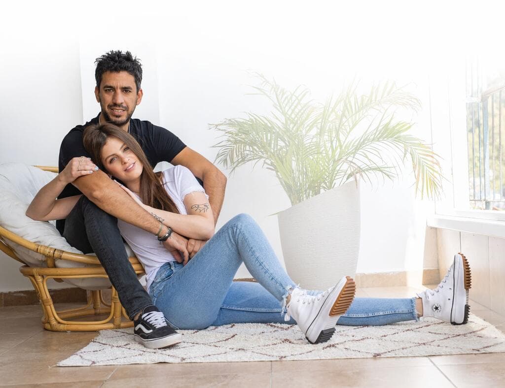 "כשיגיע הזמן להעלות לשלב הבא ולהביא ילדים, נעבור למושב ונעוף על זה" (צילום: טל שחר) יוגב אלקיים ודנית גרינשטיין