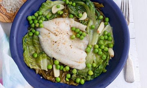 דג במחבת עם חסה ואפונה