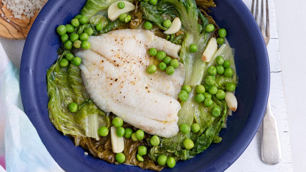 דג במחבת עם חסה ואפונה